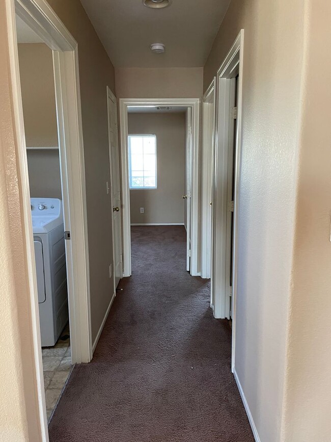 Building Photo - 3753 Hollycroft Dr