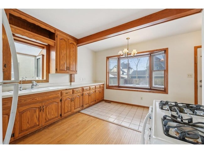 Building Photo - 661 Surrey Ave E