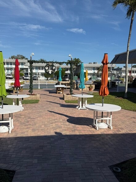 Plenty of BBQ space for entertaining - 2960 Lake Osborne Dr