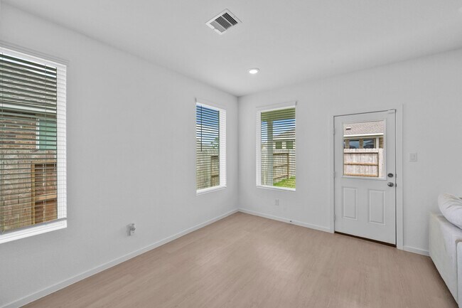 Building Photo - 807 Heaven Dr