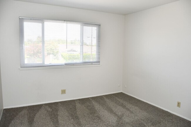 Building Photo - 522 E Collins Ave