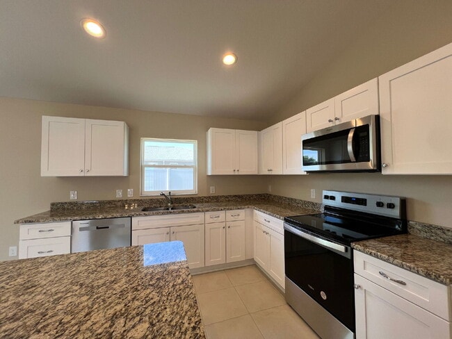 Building Photo - ***MOVE-IN SPECIAL NO APPLICATION FEES****...