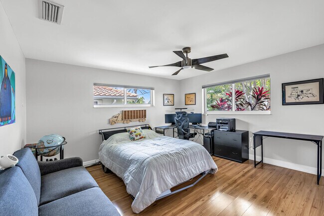 Building Photo - 2471 NE 46th St