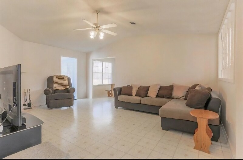 Building Photo - 915 Vonna Jo Cir