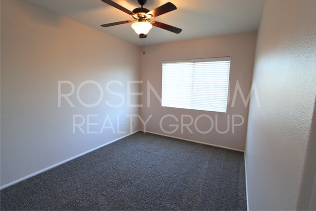 Building Photo - 5-beds, 3-baths Waterfront home in Gilbert...