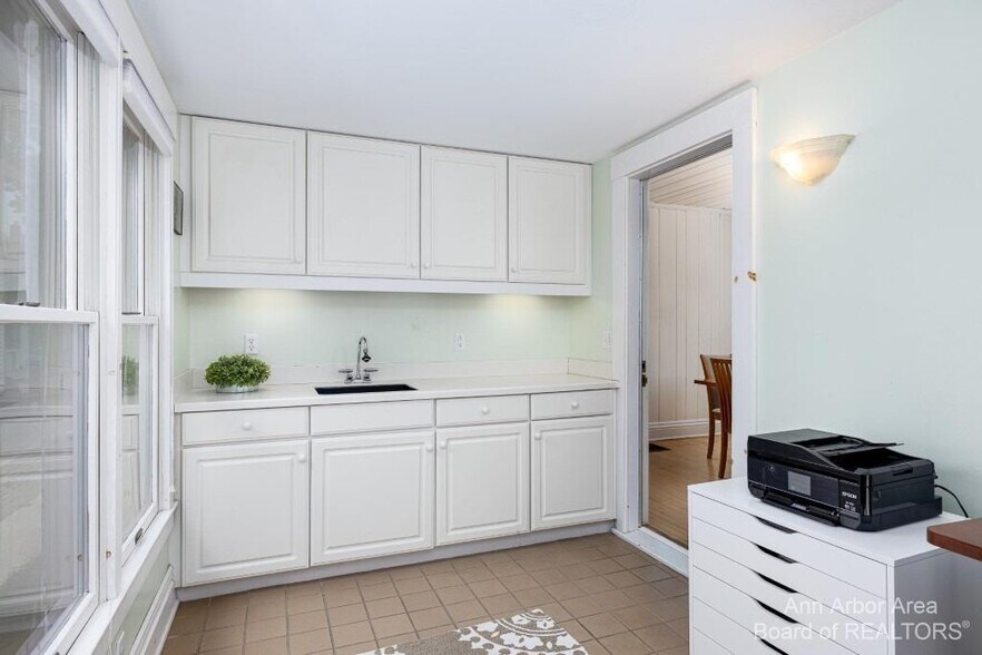 Sun Porch - 413 5th St