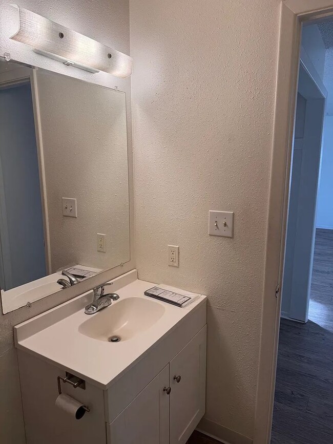 Building Photo - Two Bedroom Condo With Detached Garage in 4-Plex