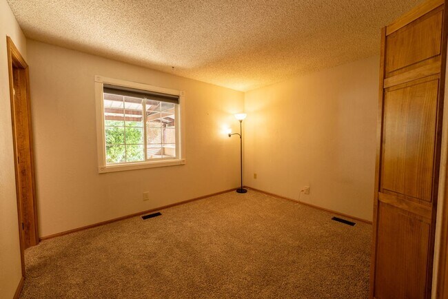 Building Photo - ***MOVE IN SPECIAL*** $500 OFF 1st MONTH'S...