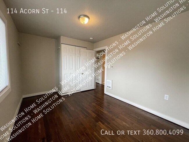 Building Photo - 114 Acorn St