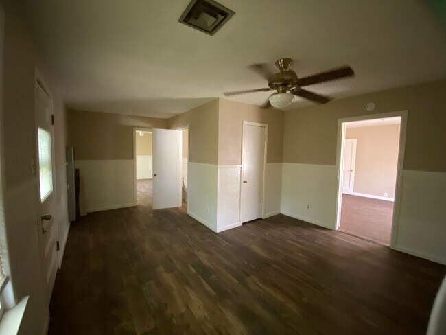Building Photo - Spacious, remodeled 4 Bed, 2 Bath Home in ...