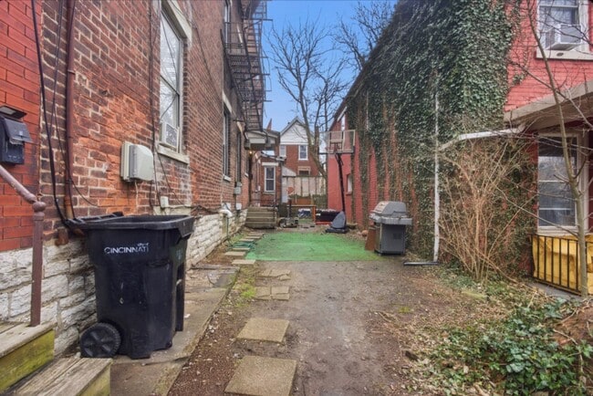 Building Photo - 2342 Stratford Ave