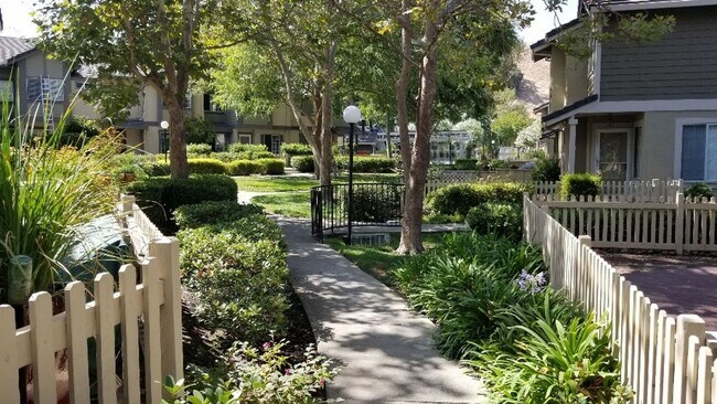 Building Photo - Townhouse 2 bedrooms, 2 1/2 baths, 2 car g...