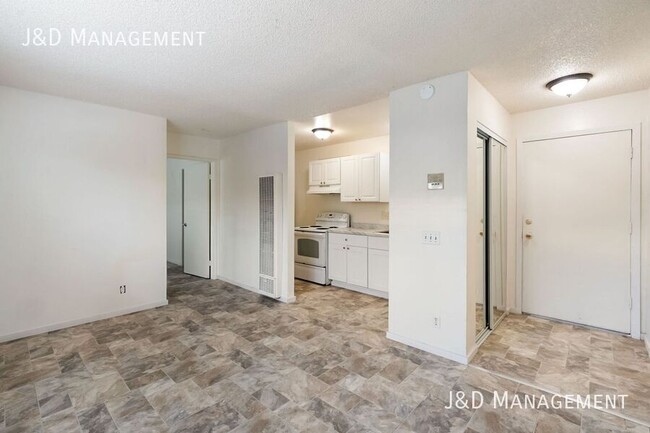 Primary Photo - Gorgeous New Remodeled Apartment in North ...