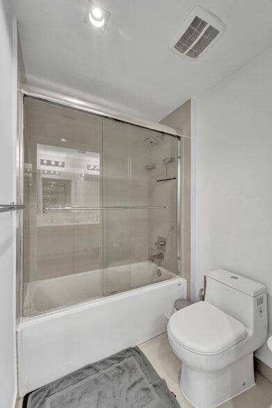 Building Photo - 600 NE 27th St