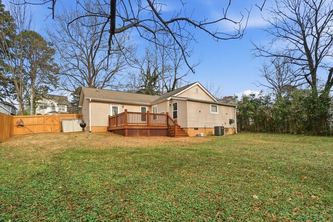 Building Photo - 3 Bedroom Home with a deck in Plaza-Midwood!