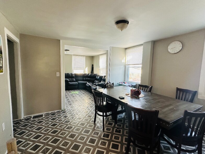 Building Photo - 122 W Oneida St