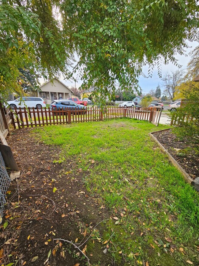 Building Photo - 2206001