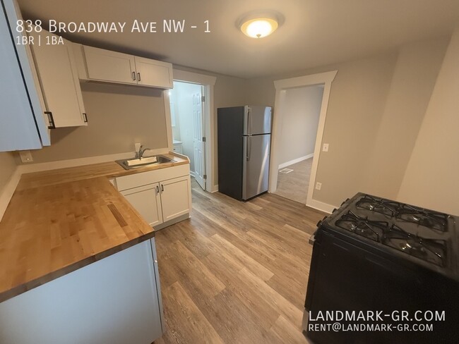 Building Photo - Clean 1 bed/ 1 bath with all new updates!