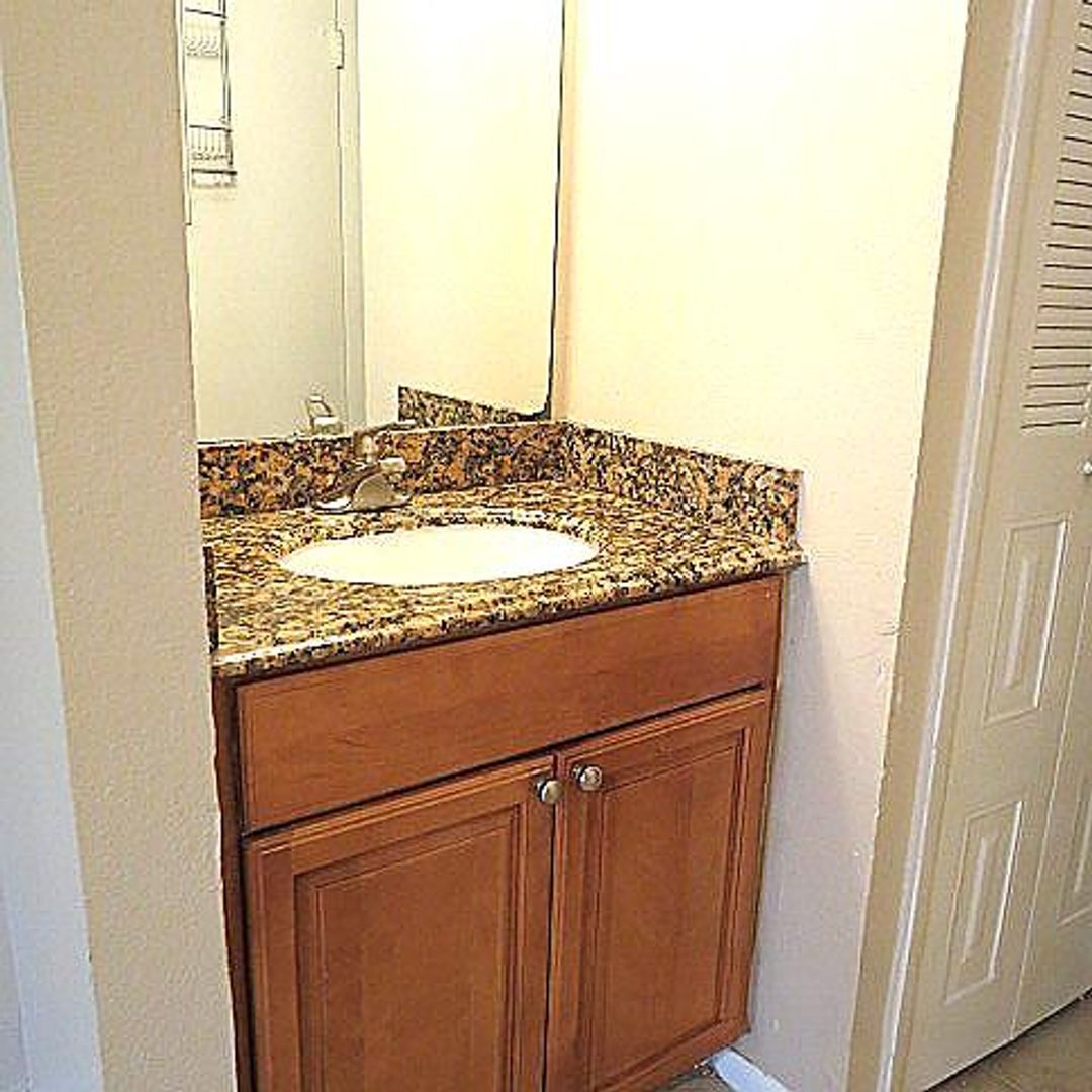 Building Photo - Altamonte Springs 1/1 condo in Gated Commu...