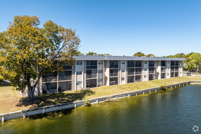 Building Photo - Versailles Gardens Condominium