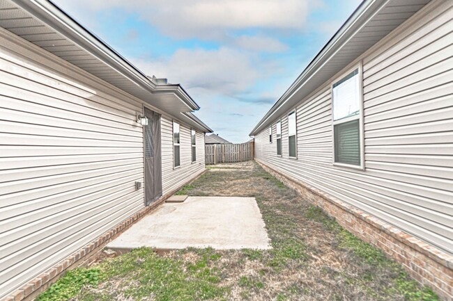 Building Photo - Perfect Bentonville Home!