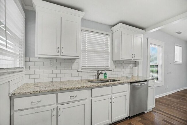 Building Photo - 3BR/2BA Gem Located in Historic West End!