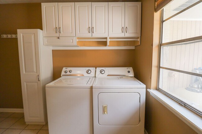 Building Photo - 2 Bed | 3 Bath with In-Ground Pool in Cent...