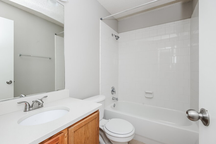 Building Photo - 833 Lariat Dr