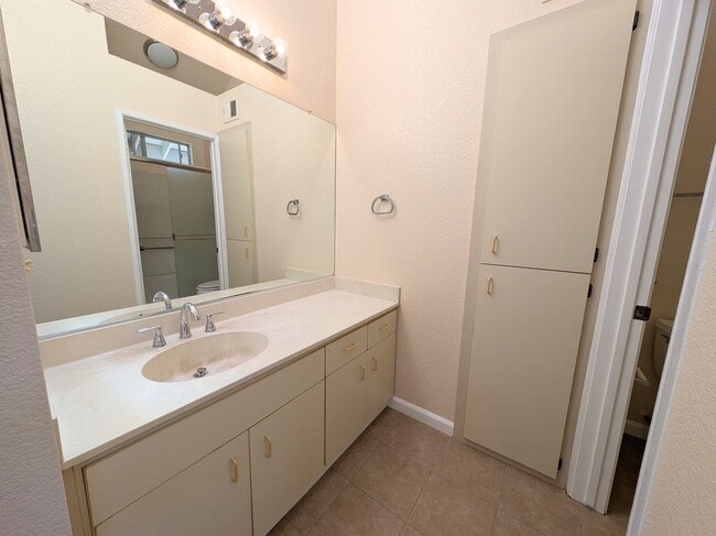 Building Photo - 347 Lagoon Cir