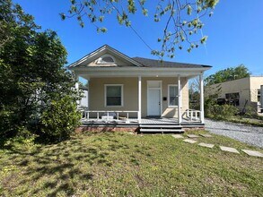 Building Photo - Remodeled 3 bedroom/ 2 bathroom home within minutes of downtown.