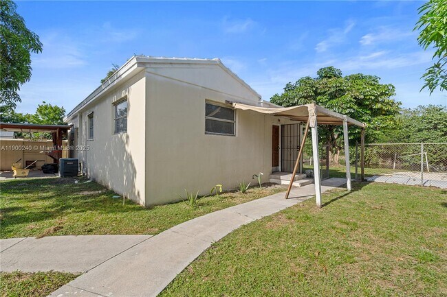 Building Photo - 201 S Biscayne River Dr