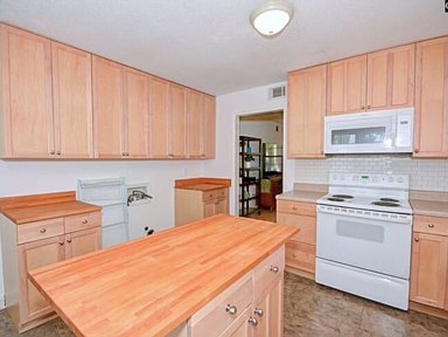 Building Photo - Forest Acres condo