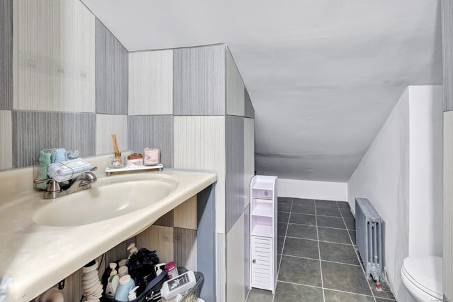 Building Photo - 18 Vose St