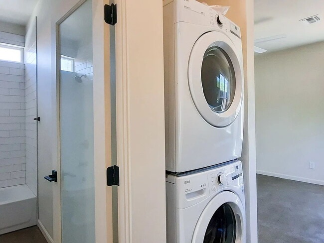 Building Photo - "Charming 1-Bedroom Oasis in Central Phoenix – Cozy 550 Sq Ft Retreat!"