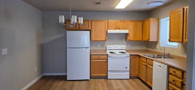 Building Photo - 200 Country West Rd