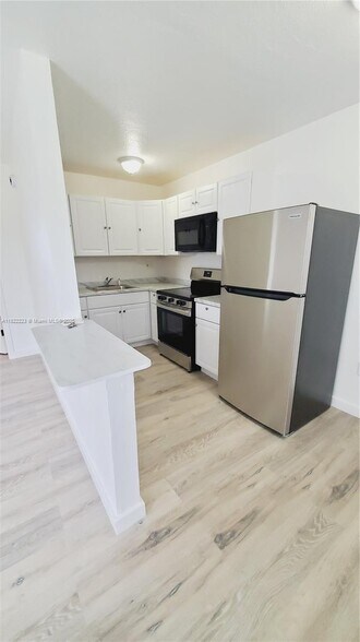 Building Photo - 4450 SW 67th Ave