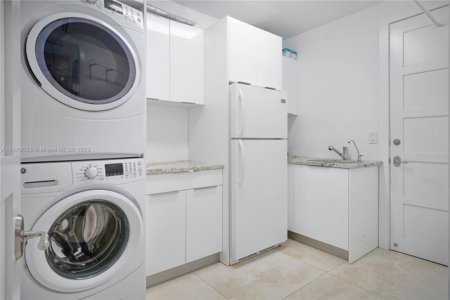 Building Photo - 3747 Prairie Ave