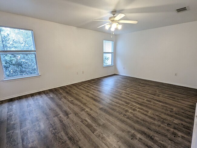 Building Photo - 3 Bed / 2 Bath Home with Private Backyard