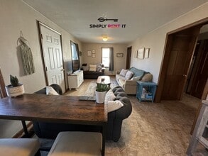 Building Photo - 4 Bedroom On Campus with Free Parking Aug ...