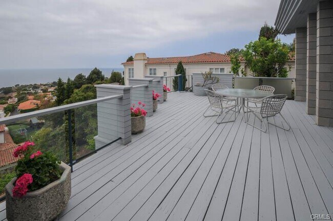 Building Photo - Custome Built Home With Ocean Views