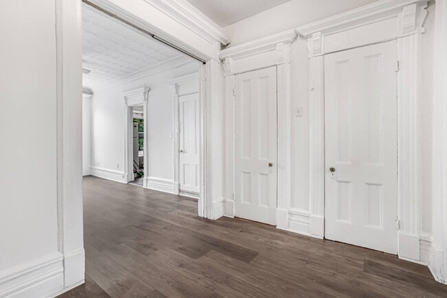 Building Photo - 421 58th St