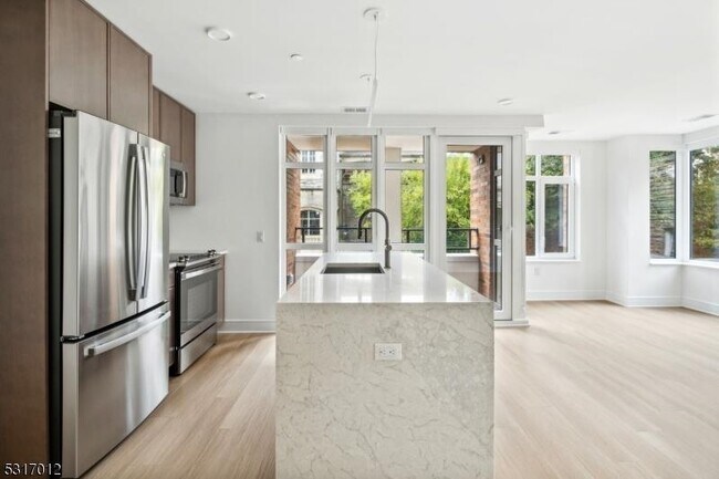 Primary Photo - 14 Lincoln Pl