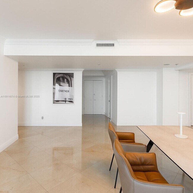 Building Photo - 848 Brickell Key Dr