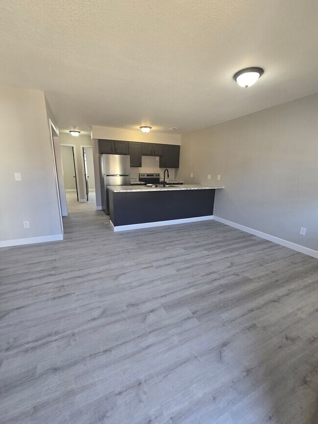 Building Photo - 2 Bedroom , 1 Bathroom Apartment!