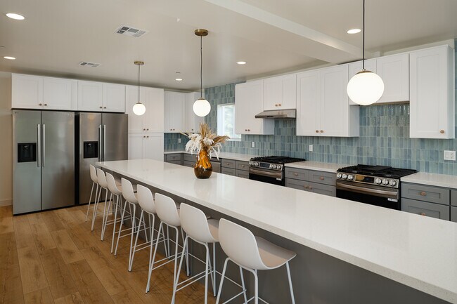 Building Photo - 3045 W Boulevard2A-2A