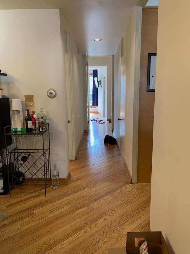 Building Photo - 711 W Briar Pl