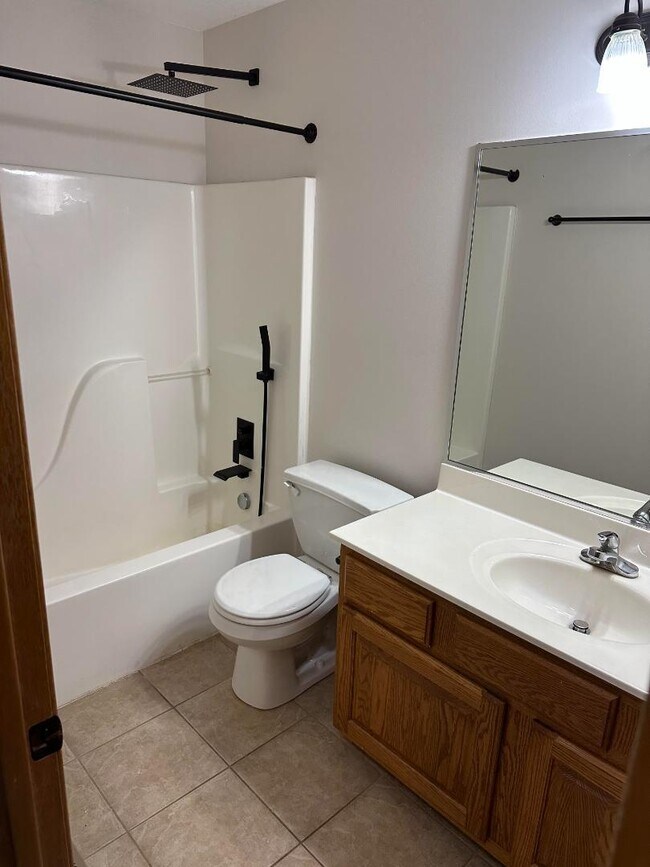 Building Photo - 658 Meadow Cir