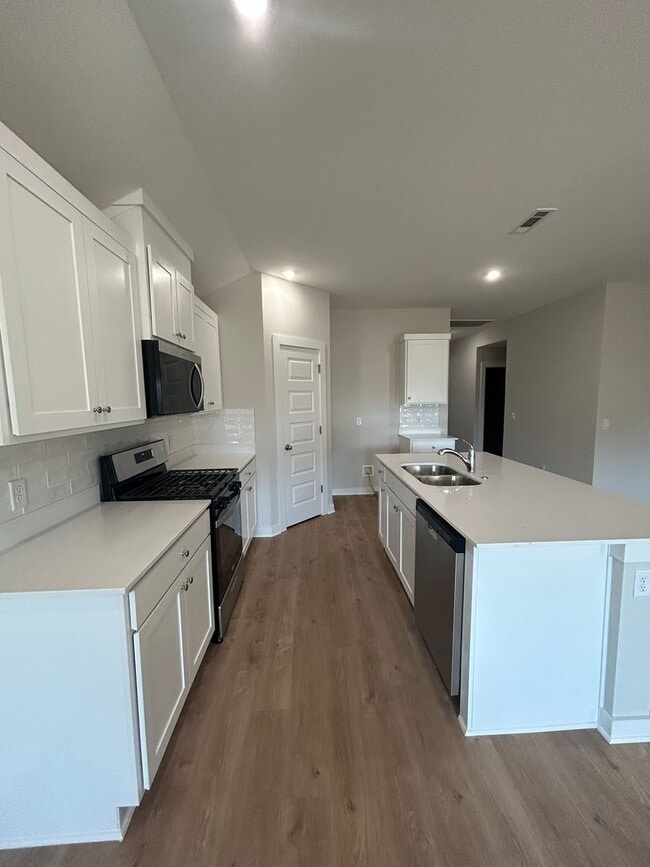 Building Photo - Spacious 4-Bedroom Home in Fayetteville