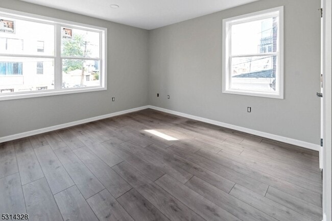 Building Photo - 862 E Jersey St