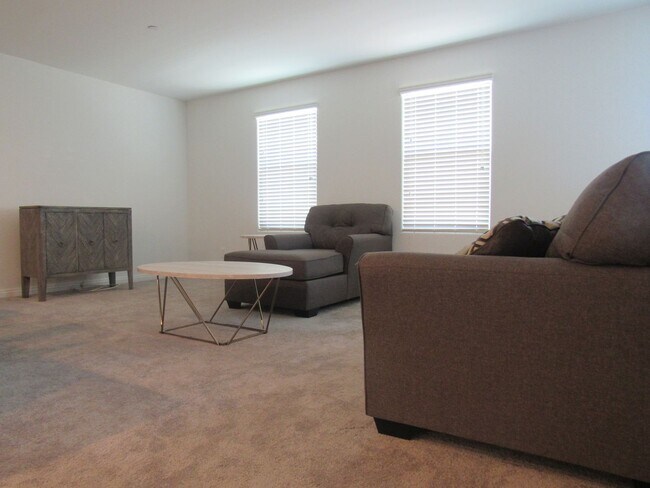 Building Photo - 3 Bedroom Townhome located near Nellis Base!